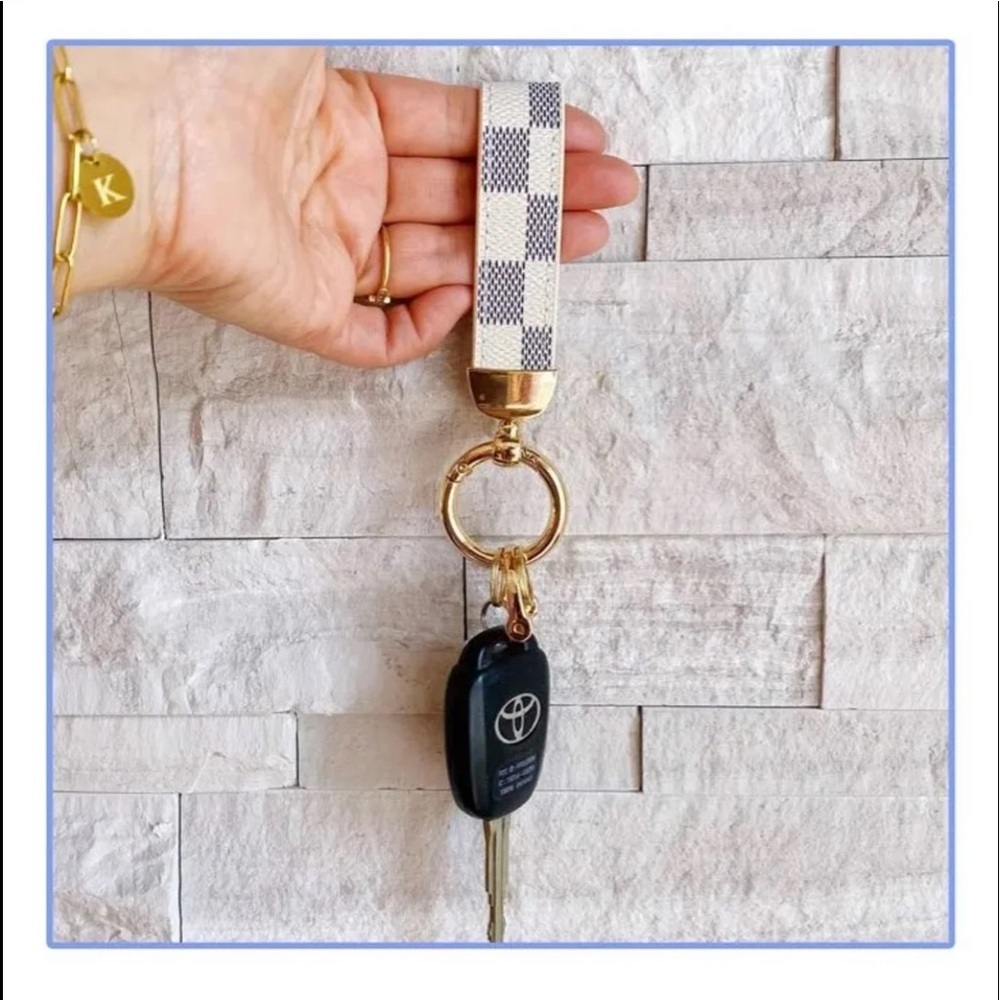 White & Gray 🔑 Keychain